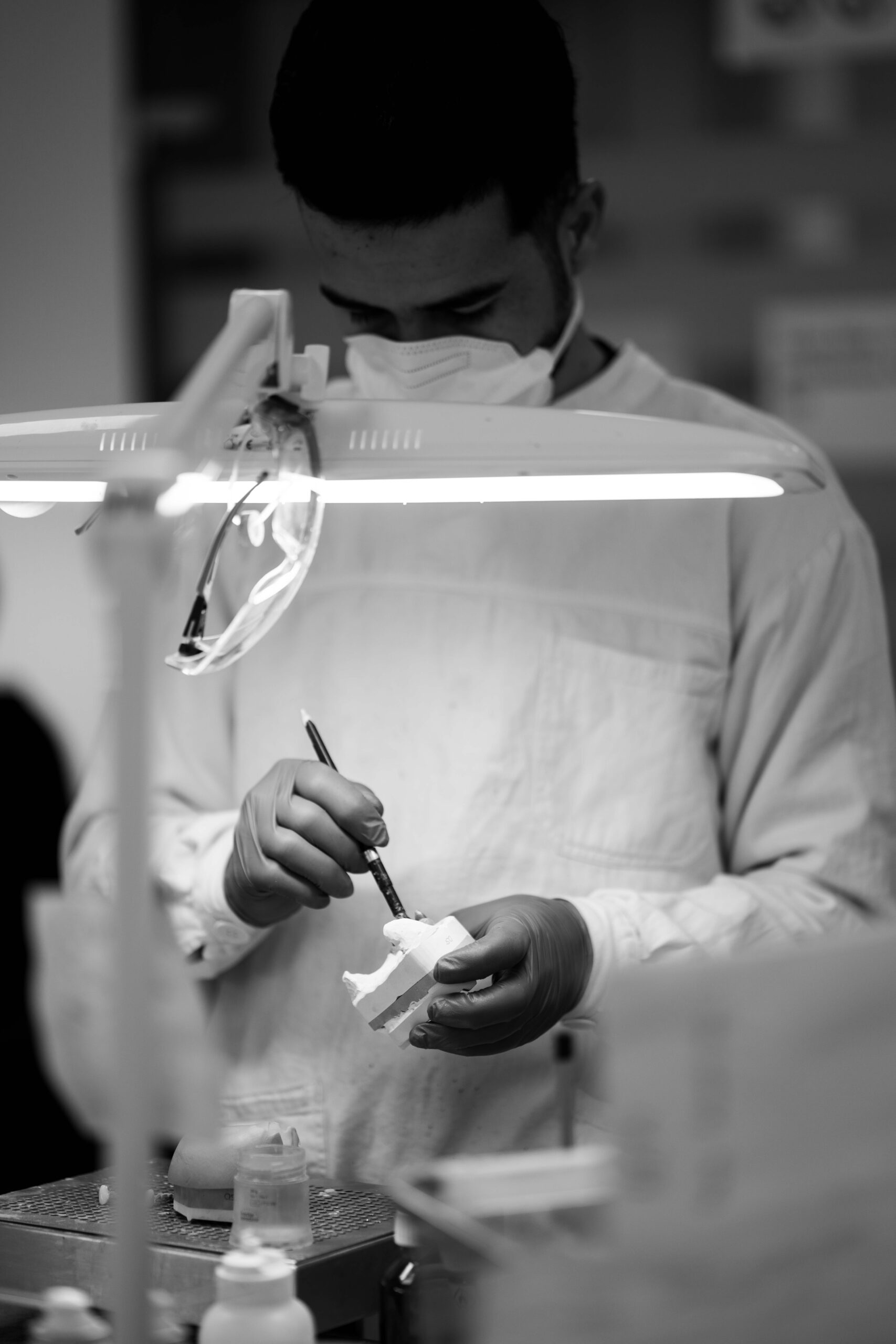 Basierend auf einem Abguss oder Interdentalscan erstellt ein Mitarbeiter ein Gipsmodell des Gebisses